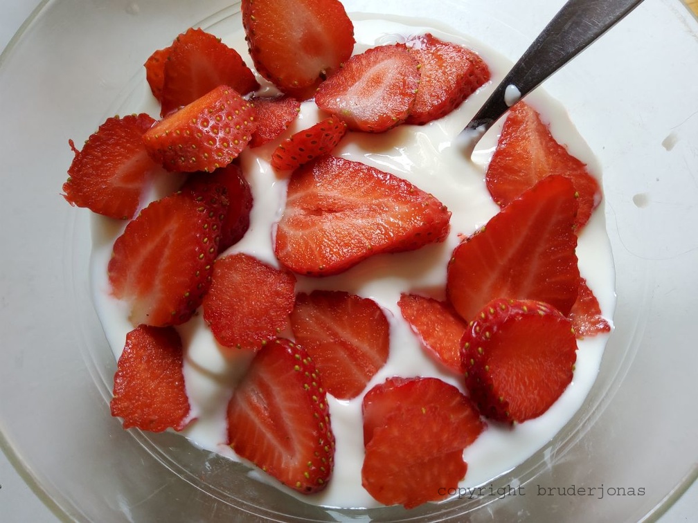 frische Erdbeeren auf Joghurt